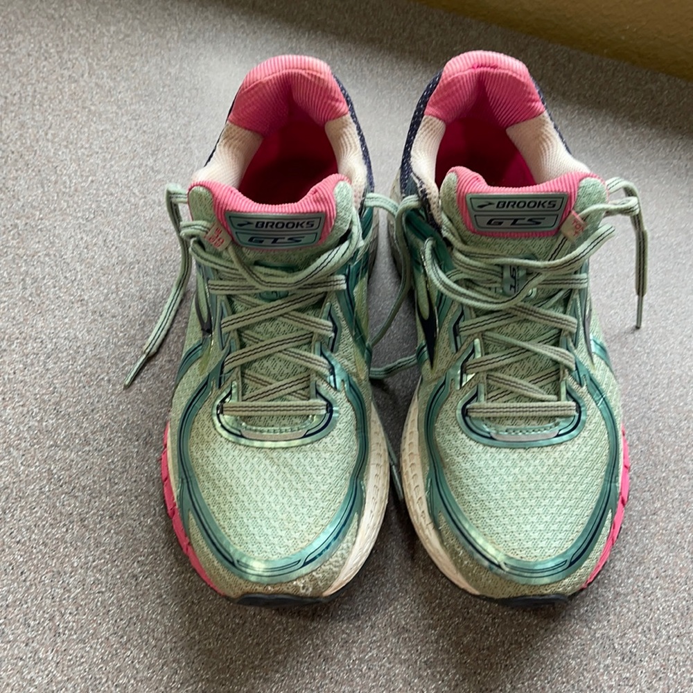Brooks tennis shoes